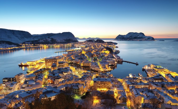 Blaue Stunde in Ålesund, Copyright: Per Eide/visitnorway.com