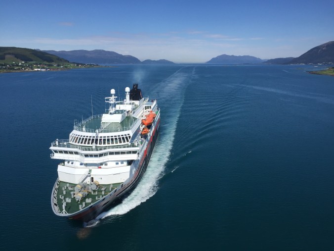Die MS Nordlys der Hurtigrute passiert die Sortland Brücke, Copyright: insidenorway
