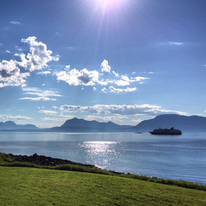 Die MS Nordlys der Hurtigrute passiert die Kirche von Trondenes, Copyright: insidenorway