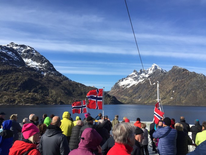 Alle genießen die Fahrt durch den Raftsund