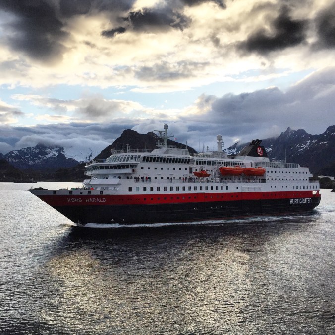 Die MS Kong Harald bei Svolvær, Copyright: insidenorway